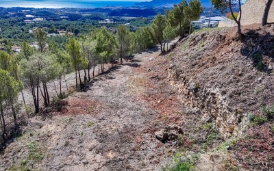 Urban plot with beautiful sea views.