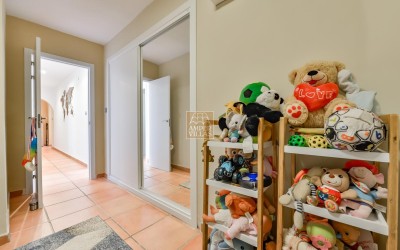 Villa, recently renovated, with guest apartment and stunning sea and mountain views.