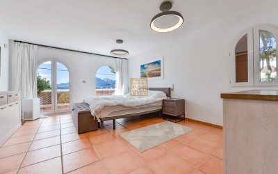 Villa, recently renovated, with guest apartment and stunning sea and mountain views.