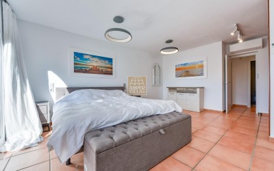 Villa, recently renovated, with guest apartment and stunning sea and mountain views.