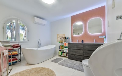 Villa, recently renovated, with guest apartment and stunning sea and mountain views.