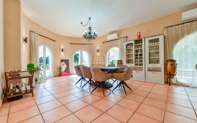 Villa, recently renovated, with guest apartment and stunning sea and mountain views.