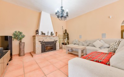 Villa, recently renovated, with guest apartment and stunning sea and mountain views.