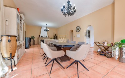 Villa, recently renovated, with guest apartment and stunning sea and mountain views.