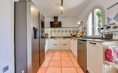 Villa, recently renovated, with guest apartment and stunning sea and mountain views.