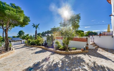 Villa, recently renovated, with guest apartment and stunning sea and mountain views.