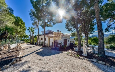 Villa, recently renovated, with guest apartment and stunning sea and mountain views.