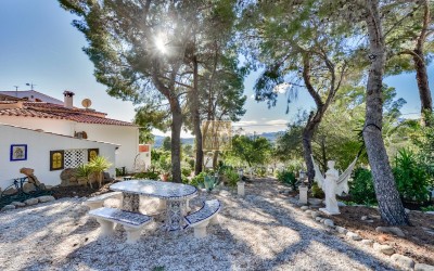 Villa, recently renovated, with guest apartment and stunning sea and mountain views.