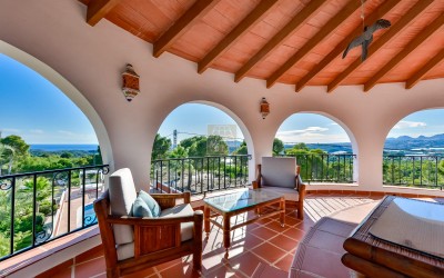 Villa, recently renovated, with guest apartment and stunning sea and mountain views.