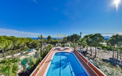 Villa, recently renovated, with guest apartment and stunning sea and mountain views.