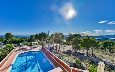 Villa, recently renovated, with guest apartment and stunning sea and mountain views.