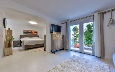 Villa, recently renovated, with guest apartment and stunning sea and mountain views.