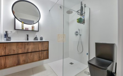 Villa, recently renovated, with guest apartment and stunning sea and mountain views.