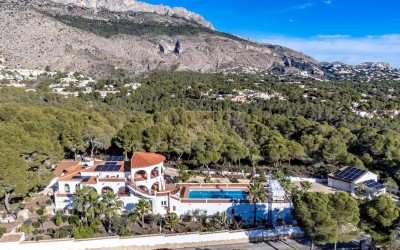Villa, recently renovated, with guest apartment and stunning sea and mountain views.